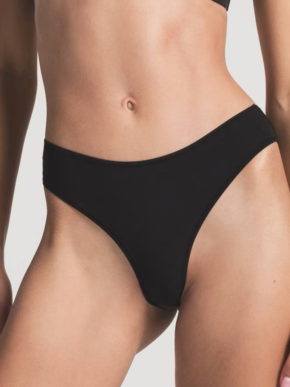 BUNDLE (4) SKIMS Fits Everybody Medium Thongs (2 Umber, 2 Black)